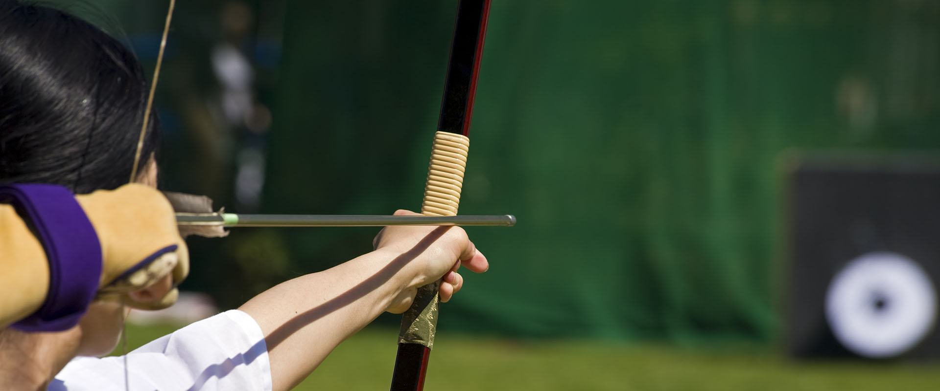 archer aiming
